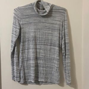 Soft light turtle neck